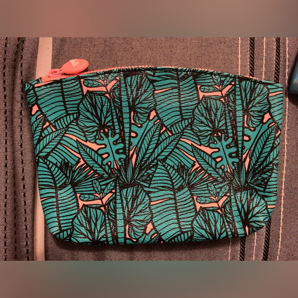 FREE w/$50 purchase || Ipsy makeup bag